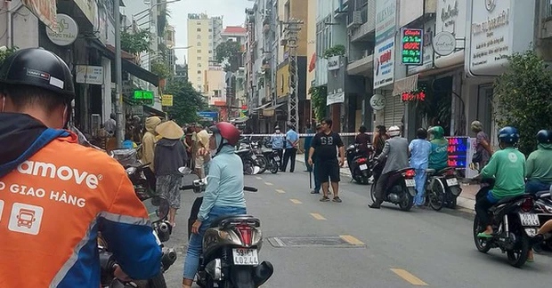 Nam thanh niên xông vào quán cà phê chém người rồi tự vẫn